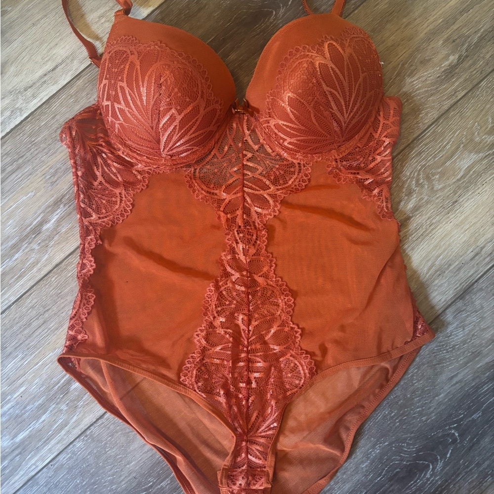 Daisy Fuentes- rust orange lace body suit- women’s size Large- lingerie